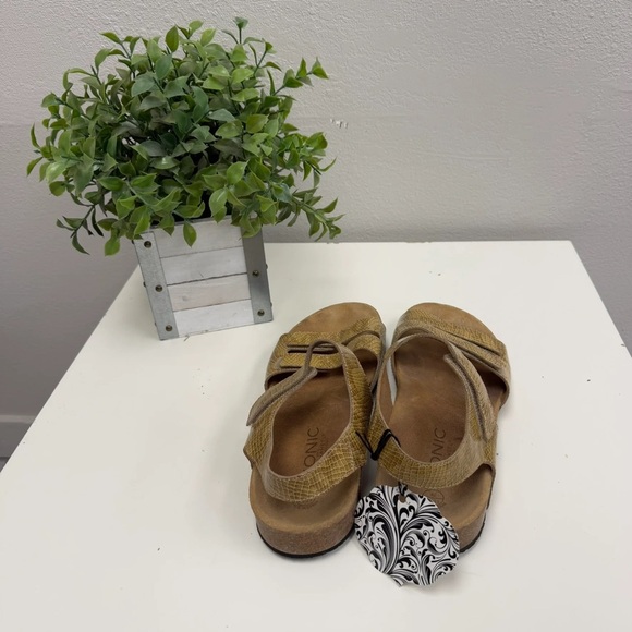 Vionic Valencia Crocodile Embossed Sandals - Size 11 - Picture 3 of 4